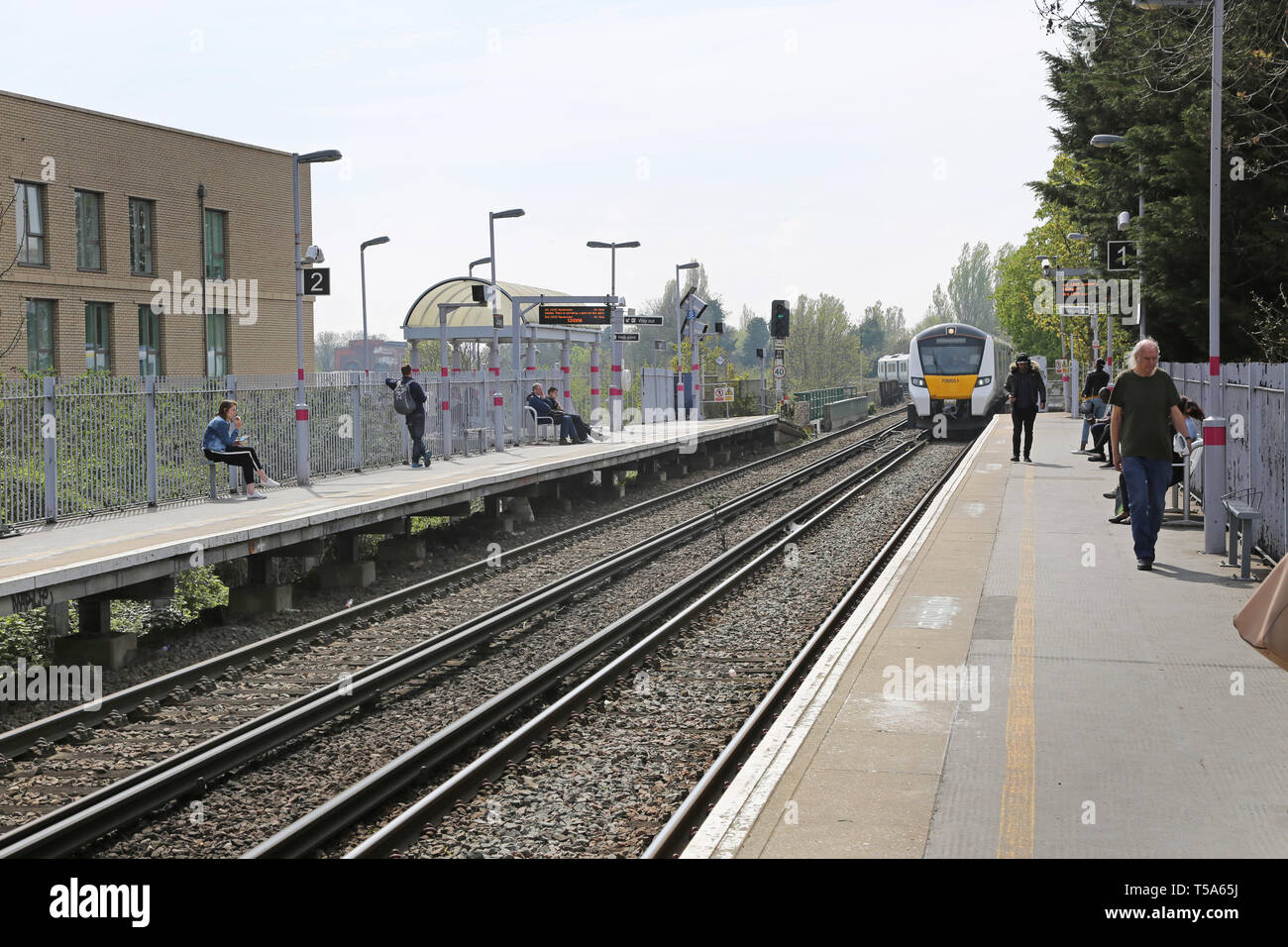 Un treno Thameslink arriva alla stazione di Catford, Londra Sud, Regno Unito su un pomeriggio d'estate. Foto Stock