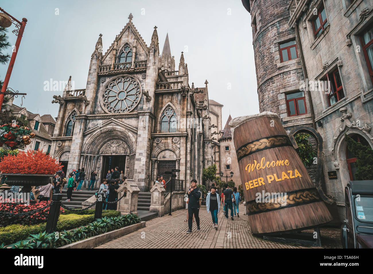 I turisti è il viaggio al villaggio francese sulle colline di Bana in Danang, Vietnam - 07 gennaio 2019 Foto Stock