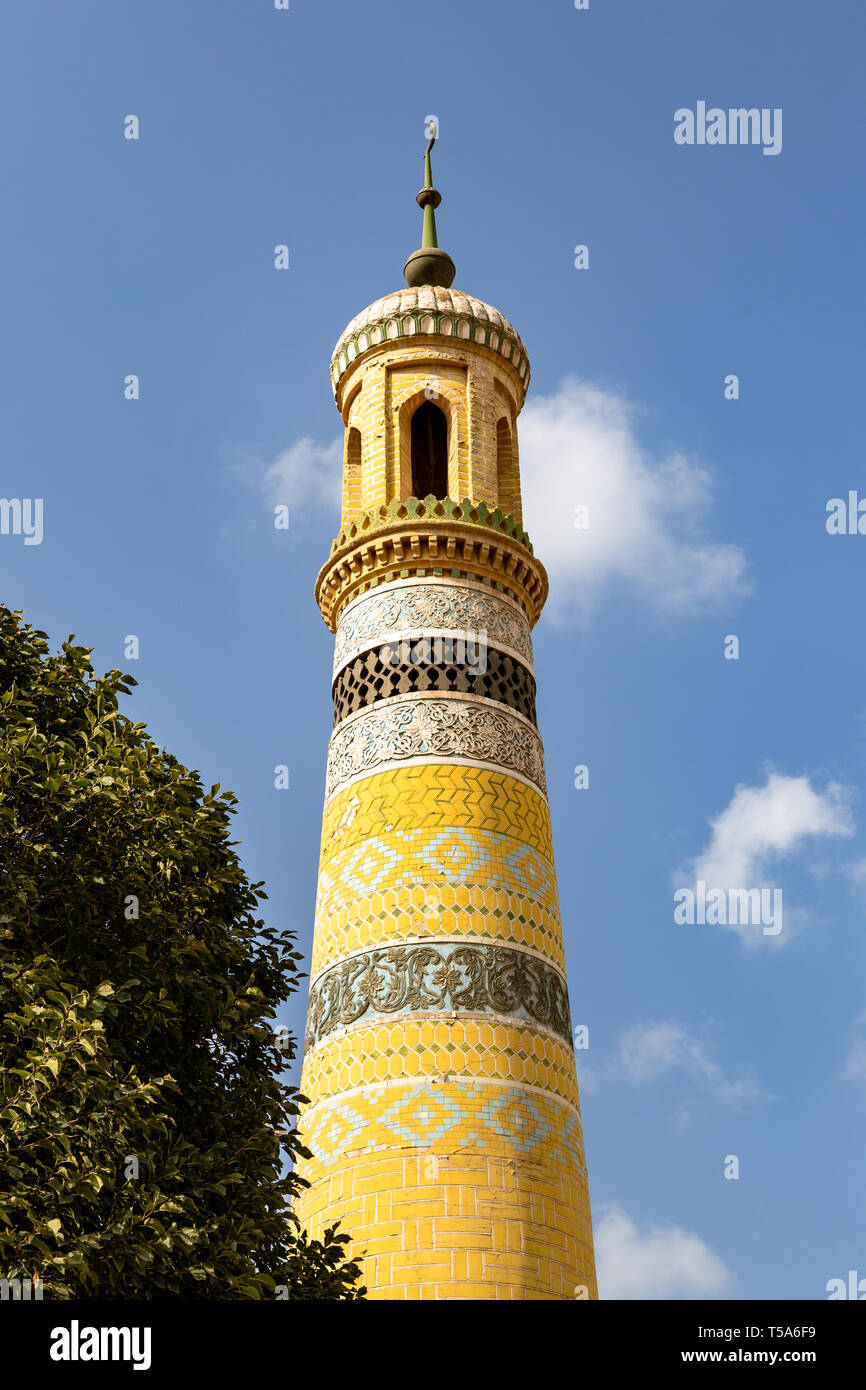 Kashgar, Xinjiang, Cina: un minareto della Moschea Id kah e la maggior parte delle attrazioni più famose di Kashgar antica città. Costruito nel 1442, è la più grande moschea in Foto Stock