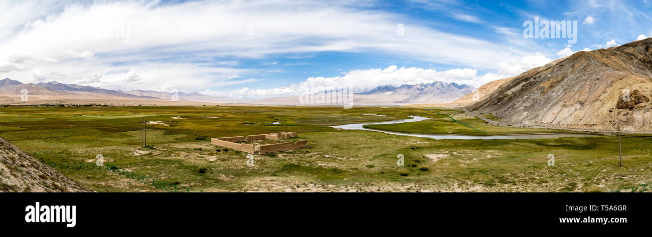 Tagharma un deck di visualizzazione panoramica sull altopiano del Pamir, ai piedi del Muztagh Ata, Cina. Questa zona umida è un paradiso degli uccelli lungo la famosa strada del Karakorum Foto Stock