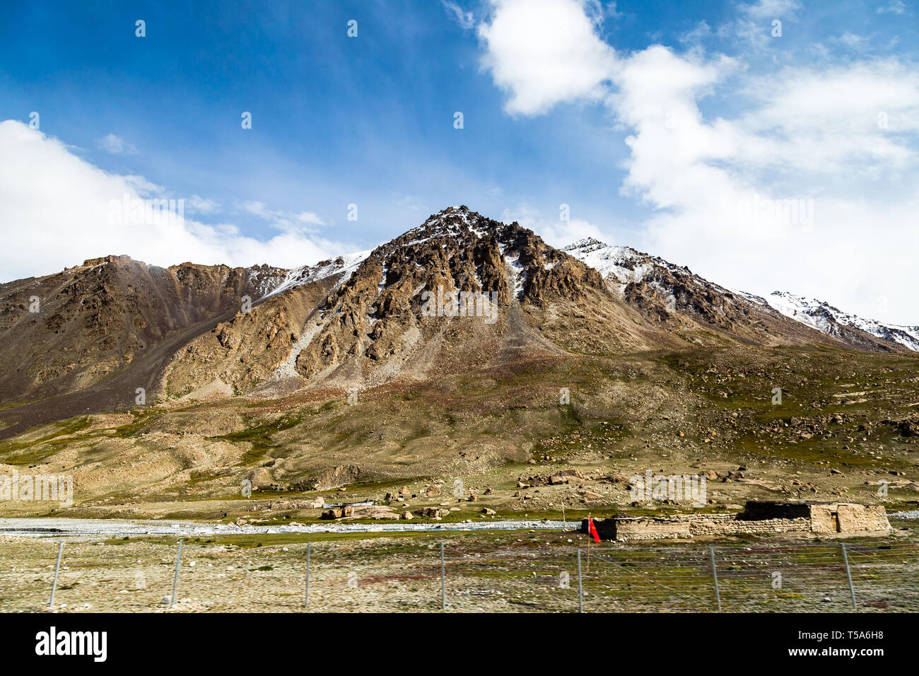 Xinjiang, Cina: Himalaya sull'altopiano del Pamir lungo la Karakoram Highway. Il collegamento di Kashgar al confine pakistano attraverso il Pamir, questa strada ha Foto Stock