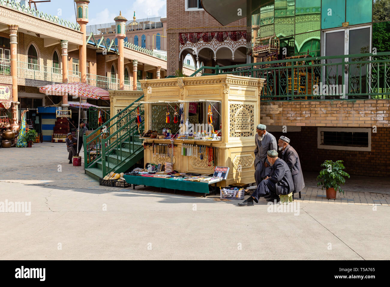Aug 2017, Kashgar, Xinjiang., Cina: locale Uighur persone nelle strade di Kashgar antica città. Kashgar è una popolare località turistica lungo la Via della Seta Foto Stock