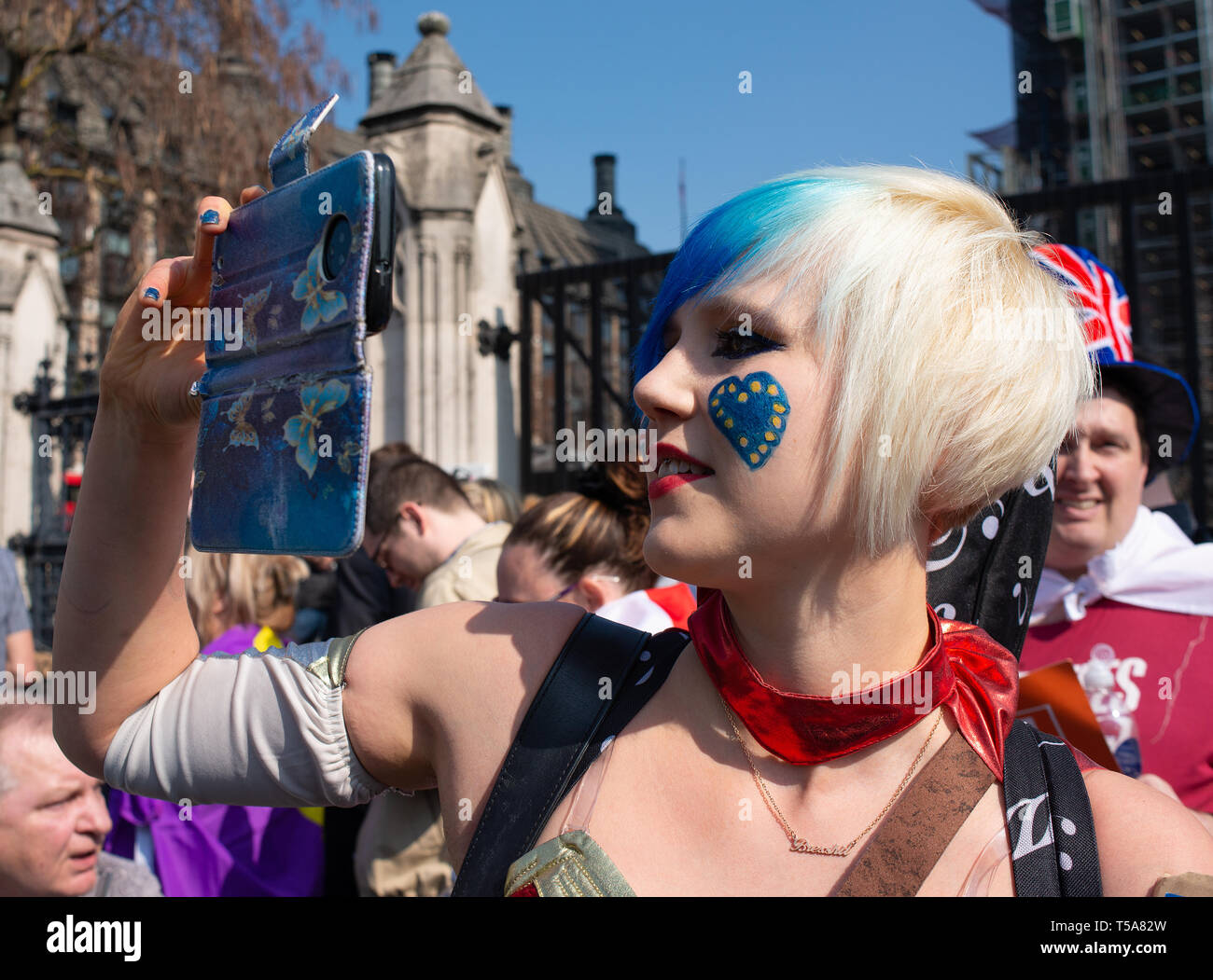 Giovane sostenitrice della Brexit, che registra eventi al suo telefono durante la manifestazione pro-Brexit Day, a Parliament Square nel centro di Londra. Foto Stock