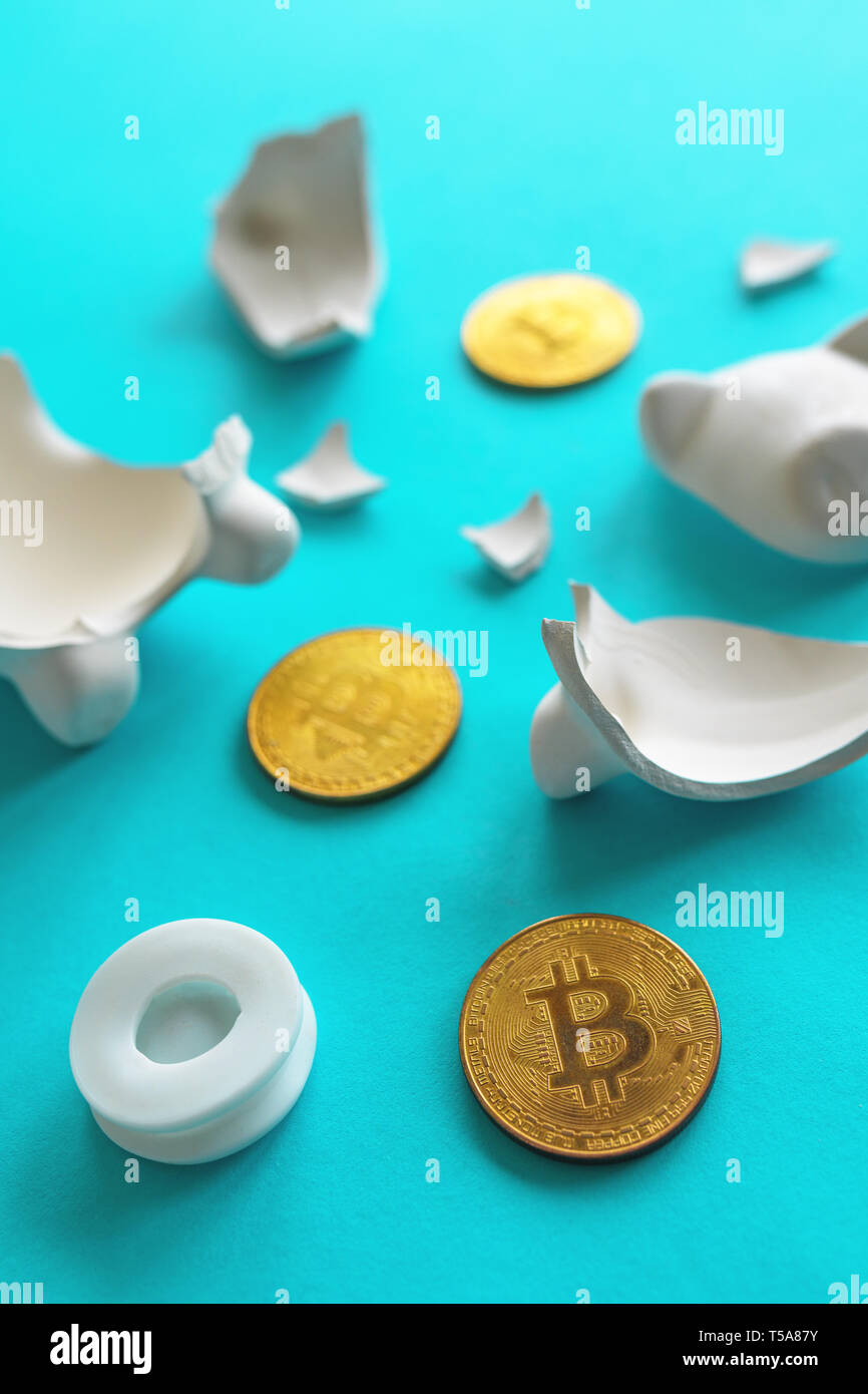 Bitcoin e rotto piggy coin bank, cryptocurrency risparmi e finanze home concept Foto Stock