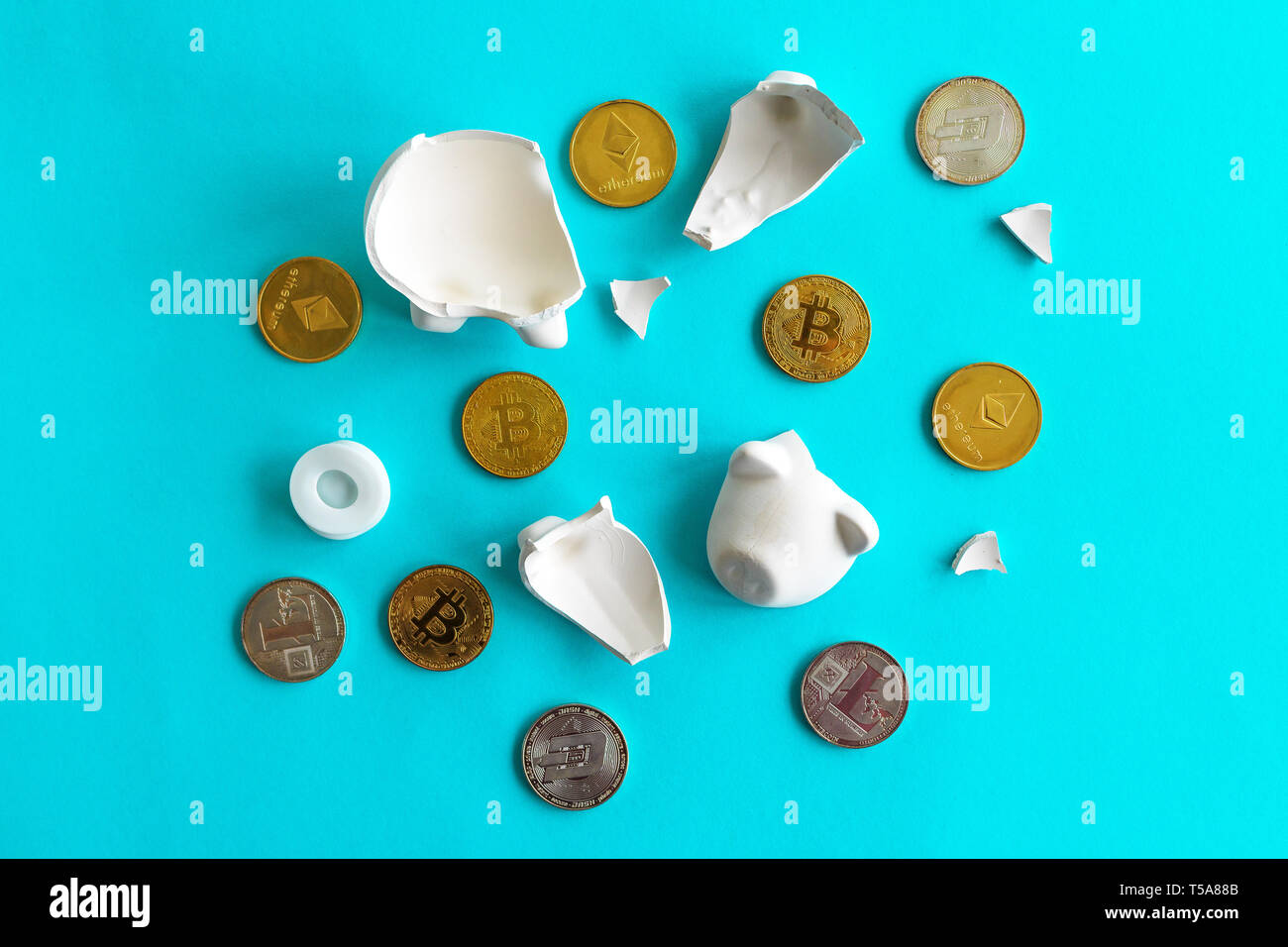 Cryptocurrency monete e rotto piggy coin bank, risparmio e finanze home concept Foto Stock