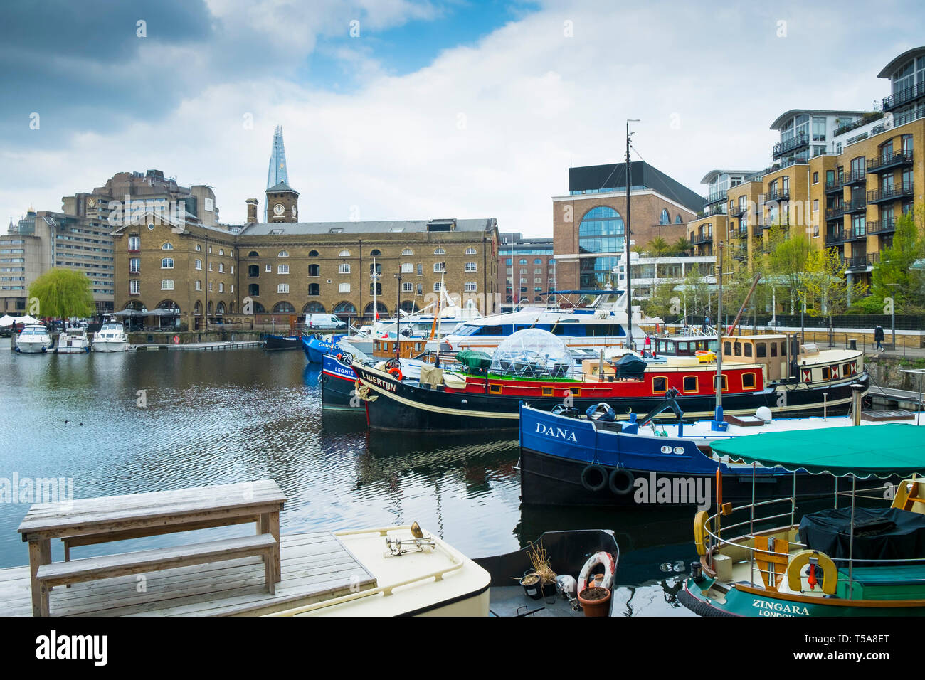 Barche e case galleggianti ormeggiate in St Katherine Dock St Katherines Dock a Wapping a Londra. Foto Stock