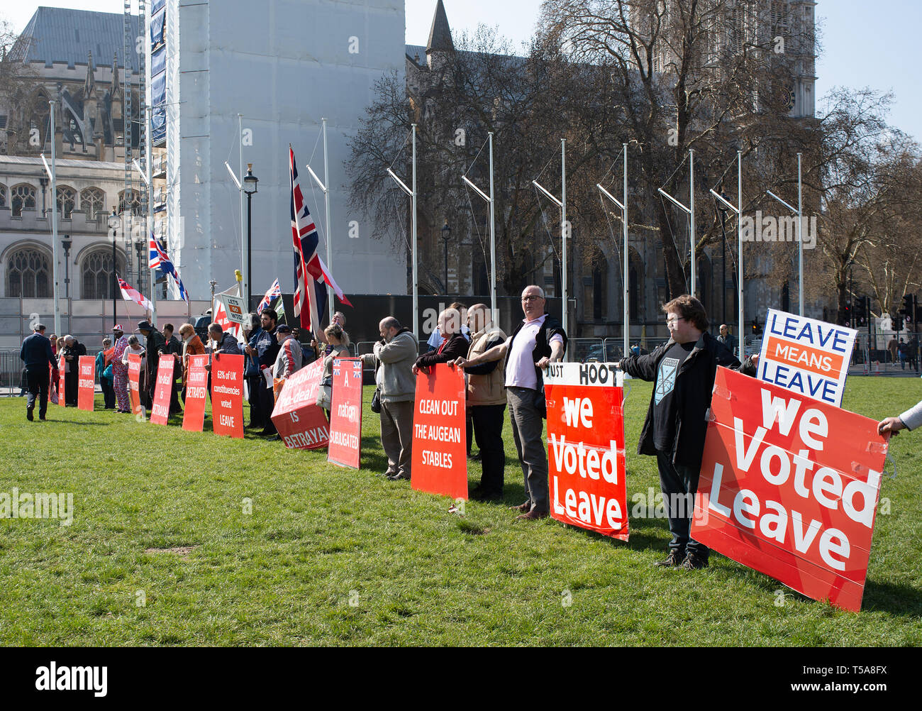 I sostenitori della Brexit si riuniscono a Parliament Square, Londra, per marzo per lasciare rally, il giorno in cui il Regno Unito avrebbe dovuto lasciare l’Unione europea, ma non è riuscito a. Foto Stock