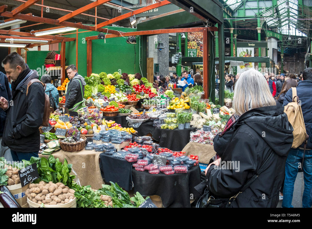 Frutta e verdura fresche in vendita nel mercato di Borough di Londra. Foto Stock