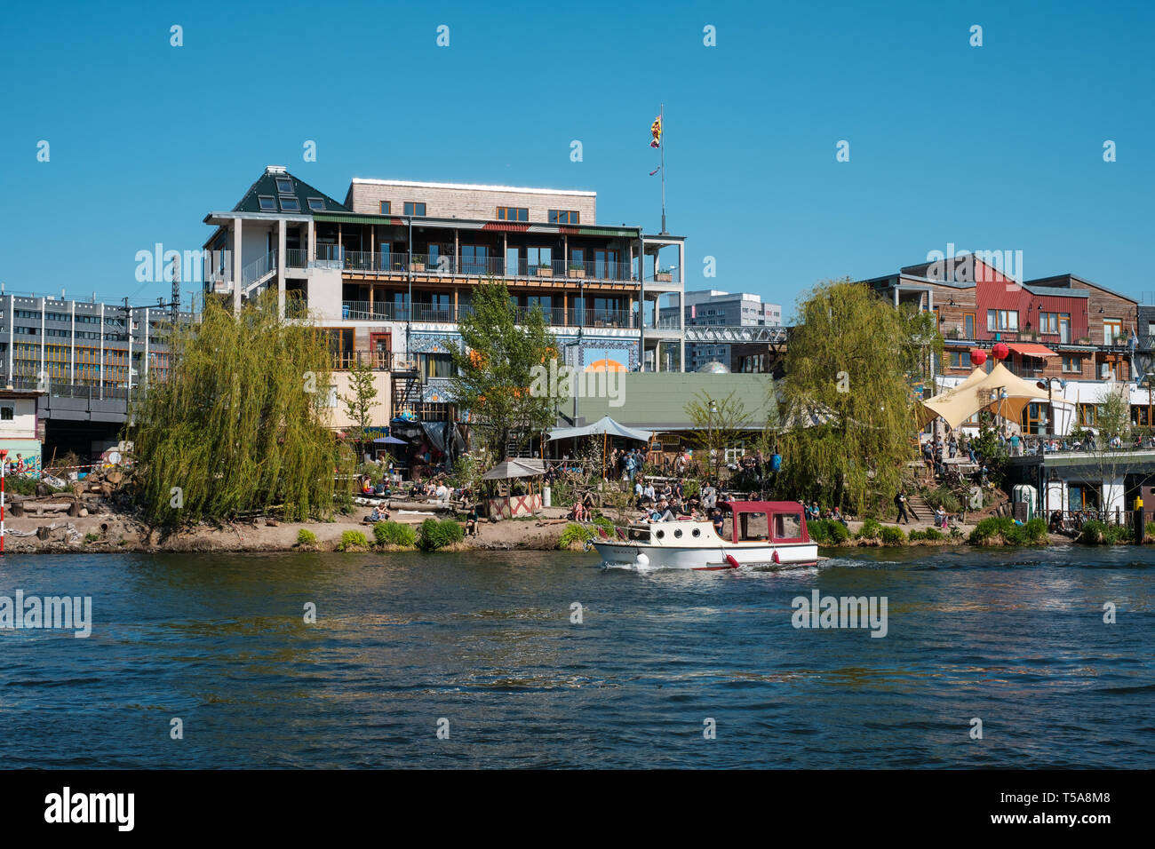 Berlino, Germania - Aprile 2019: La Holzmarkt , un creative villaggio urbano di Berlino a Holzmarktstrasse 25 Foto Stock