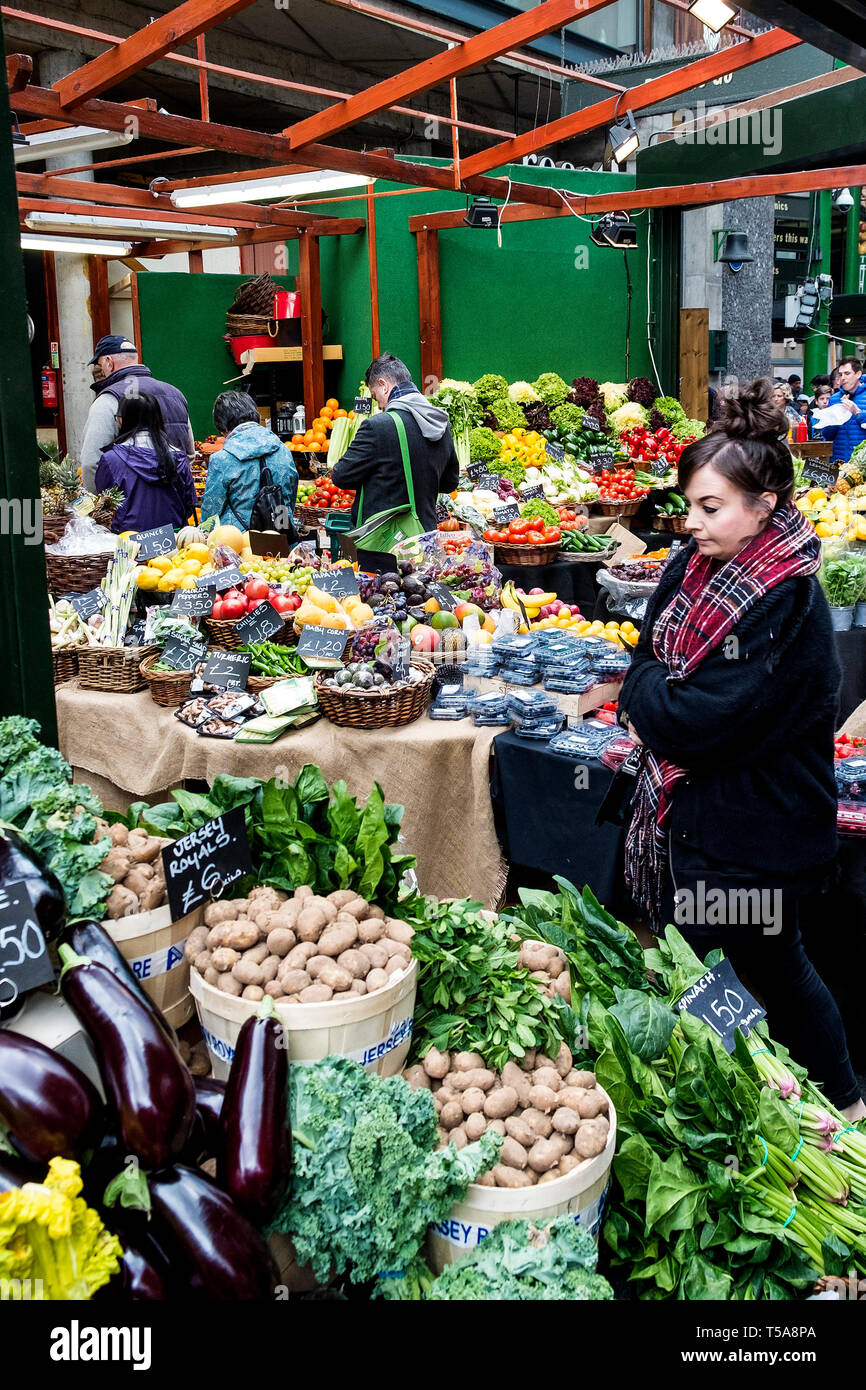 Frutta e verdura fresche in vendita nel mercato di Borough di Londra. Foto Stock