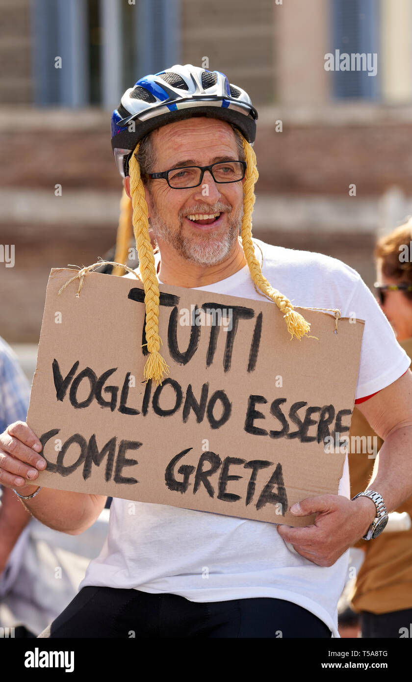 Uomo Barbuto, fake trecce come Greta Thunberg, tenendo un cartello in italiano. In essa si legge: "Ognuno vuole essere come Greta'. Roma, Italia - 19 Aprile 2019 Foto Stock