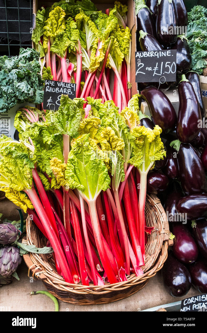 Ortaggi freschi per la vendita nel mercato di Borough di Londra. Foto Stock