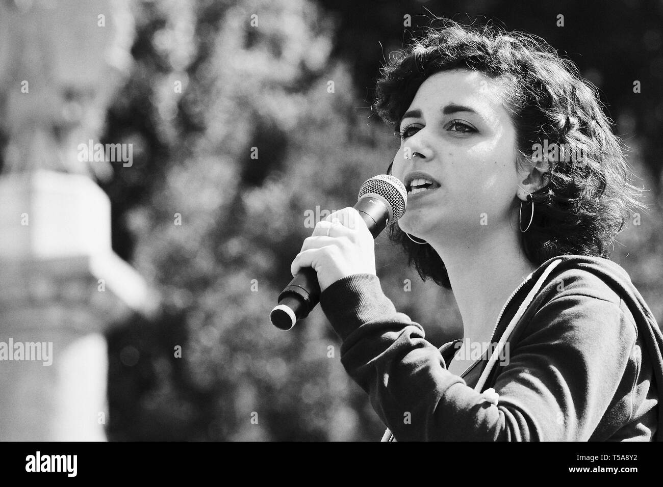 Roma, Italia - 19 Aprile 2019: giovani femmine speaker al venerdì per il futuro (sciopero della scuola per il Clima) protestare con Greta Thunberg e Anuna De Wever Foto Stock