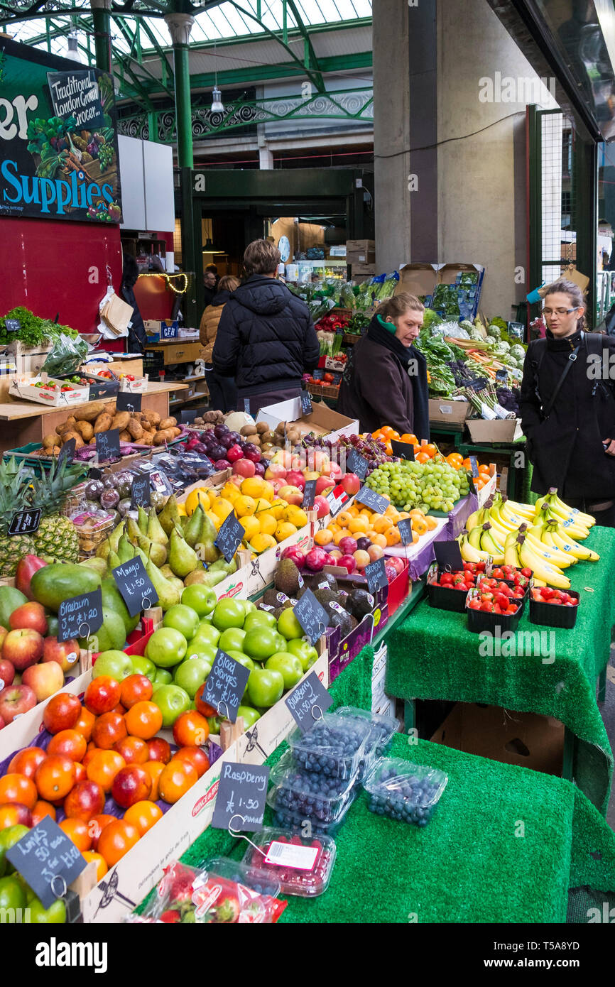 Frutta e verdura fresche in vendita nel mercato di Borough di Londra. Foto Stock