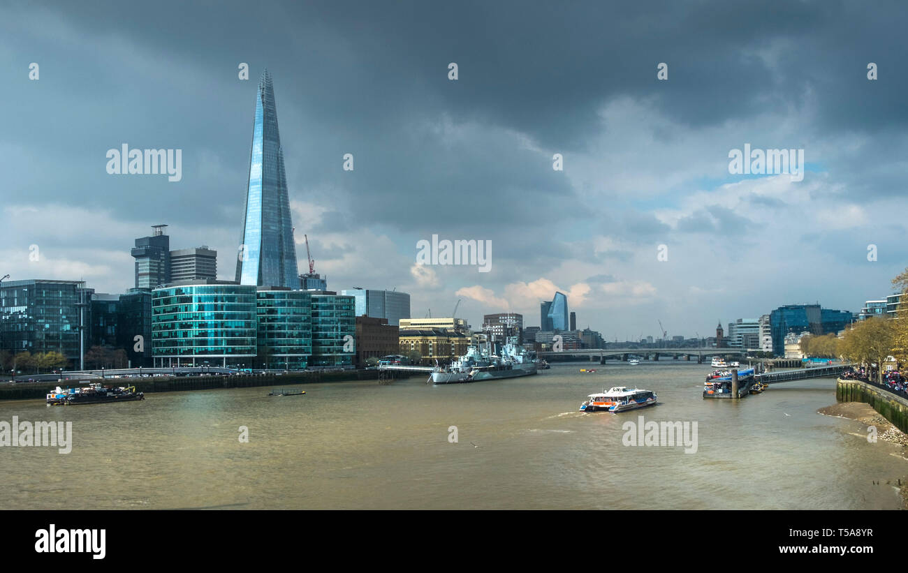 Una vista panoramica del fiume Tamigi a Londra. Foto Stock