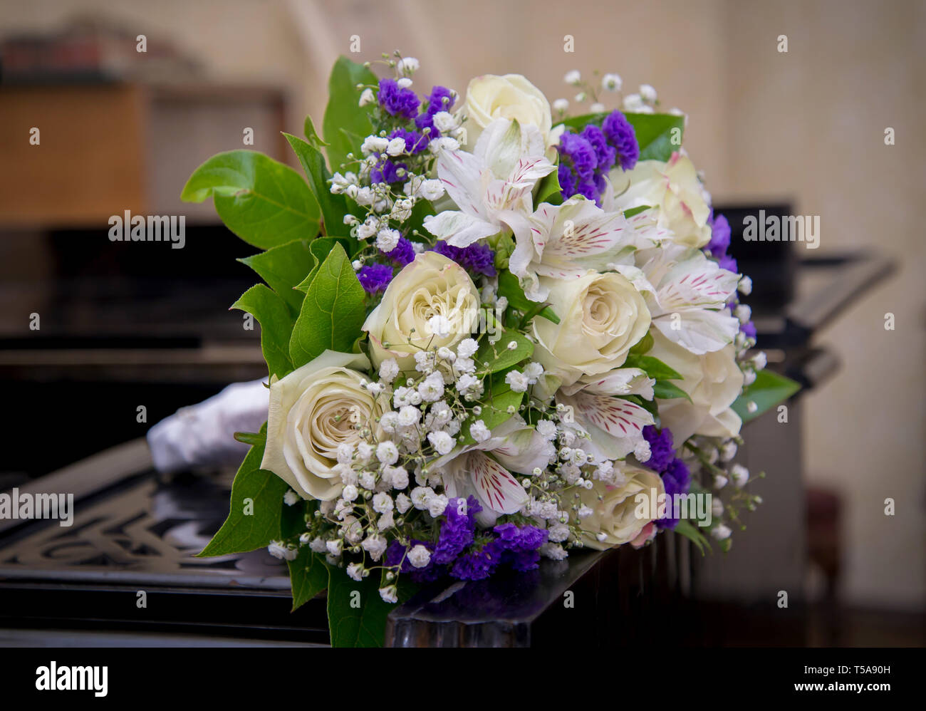 La sposa il bouquet di rose bianche e viola i garofani giacente sul piano closeup Foto Stock