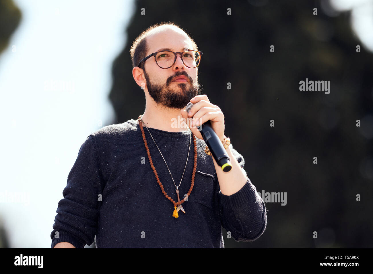 Roma, Italia - 19 Aprile 2019: altoparlante maschio a venerdì per la futura protesta (sciopero della scuola per il clima, Greta Thunberg, Anuna De Wever) Foto Stock