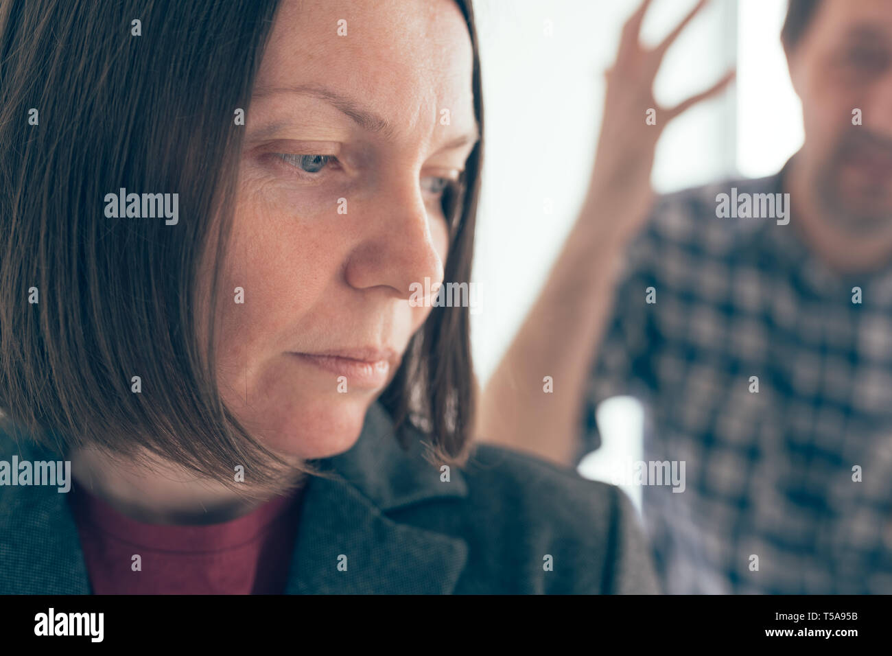 Il marito e la moglie sostenendo, uomo a urlare contro la donna nella controversia interna concept Foto Stock