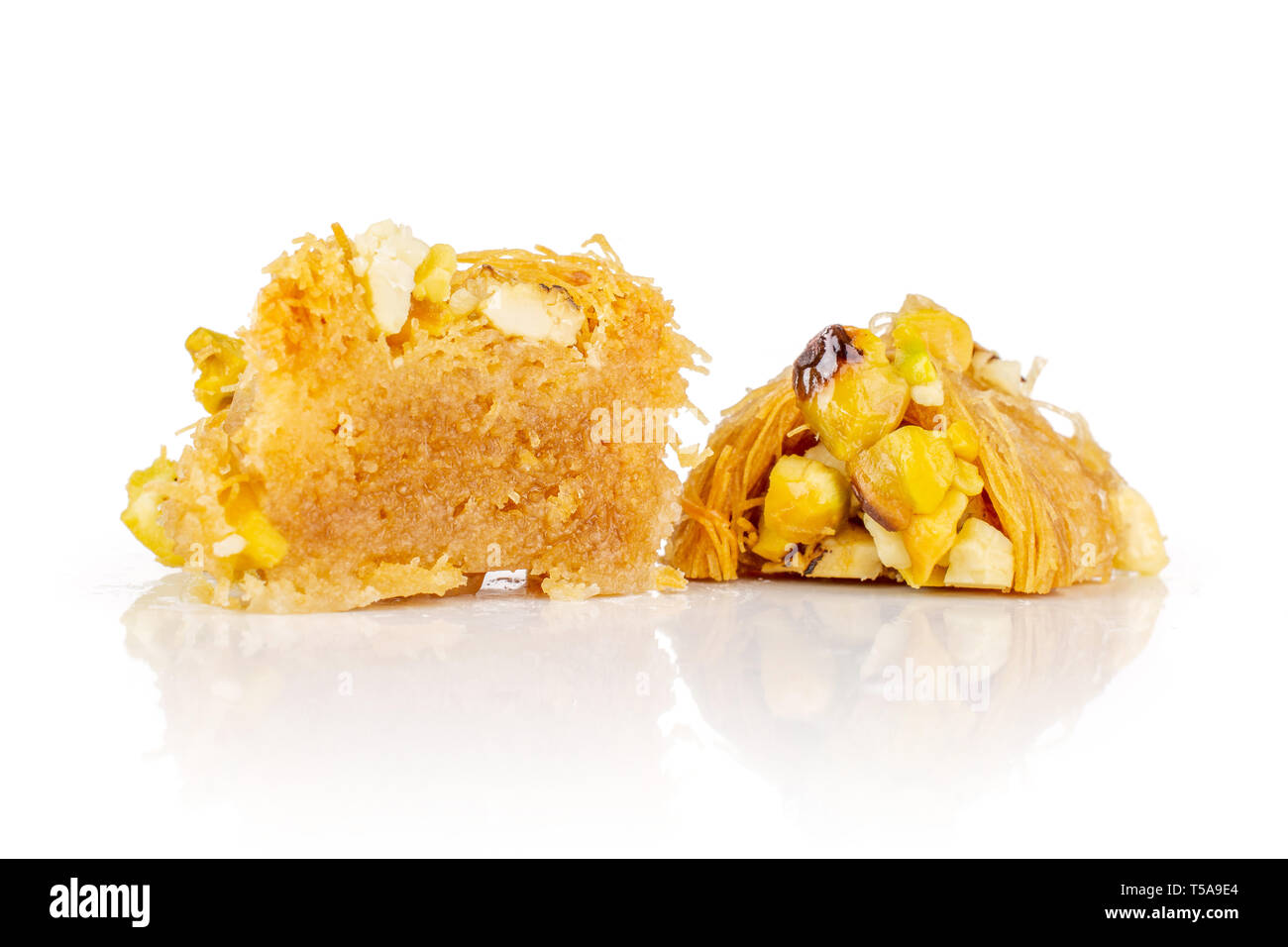 Gruppo di due metà di dolce baklava libanese pezzo bird nest varietà isolati su sfondo bianco Foto Stock