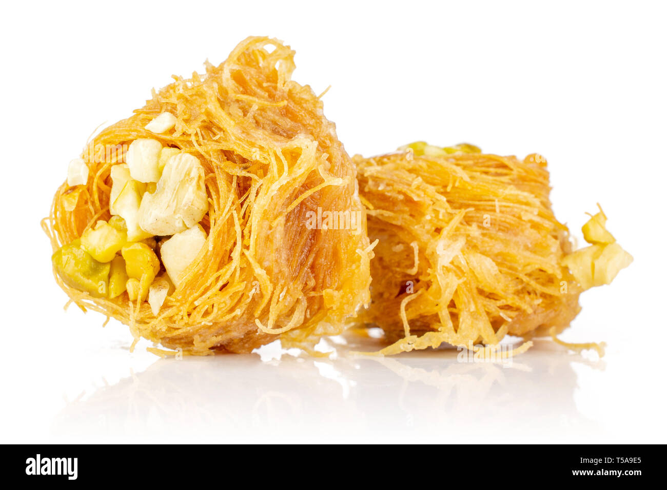 Gruppo di due interi dolce baklava libanese pezzo bird nest varietà isolati su sfondo bianco Foto Stock