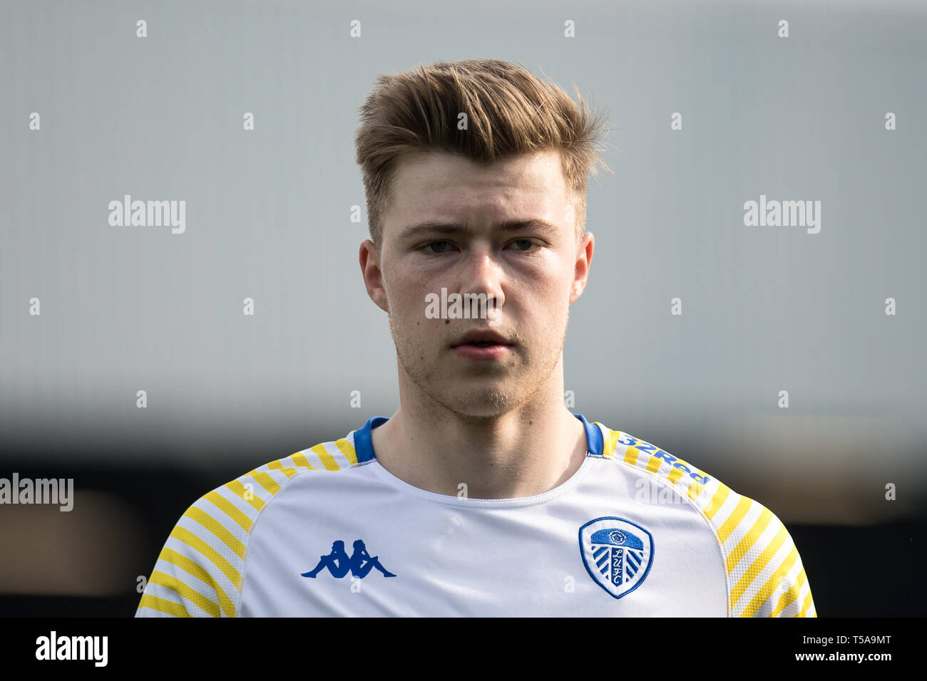 BRENTFORD, Inghilterra - 22 aprile: Bailey Peacock-Farrell di Leeds United guarda su durante il cielo di scommessa match del campionato tra Brentford e Leeds United al Griffin Park il 22 aprile 2019 a Brentford, Inghilterra. (Foto di Sebastian Frej/MB Media/Getty Images) Foto Stock