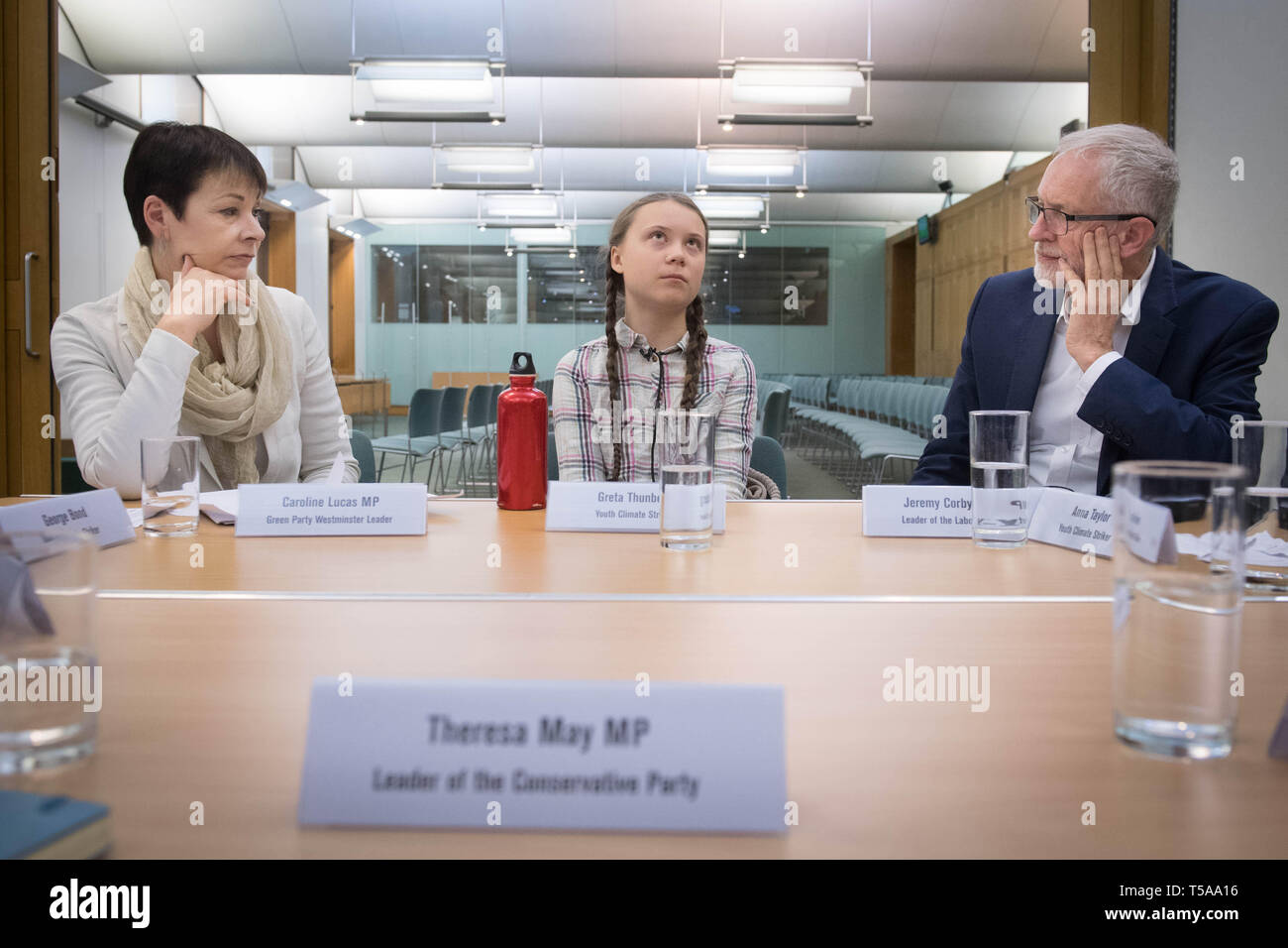 Clima svedese Greta acticist Thunberg incontra i leader del Regno Unito i partiti politici alla Camera dei Comuni di Westminster a Londra compresi Green leader del Partito Caroline Lucas (sinistra) e leader laburista Jeremy Corbyn (a destra), una sedia è stata riservata per Theresa Maggio, per discutere della necessità di cross-partito d'azione per affrontare la crisi climatica. Foto Stock