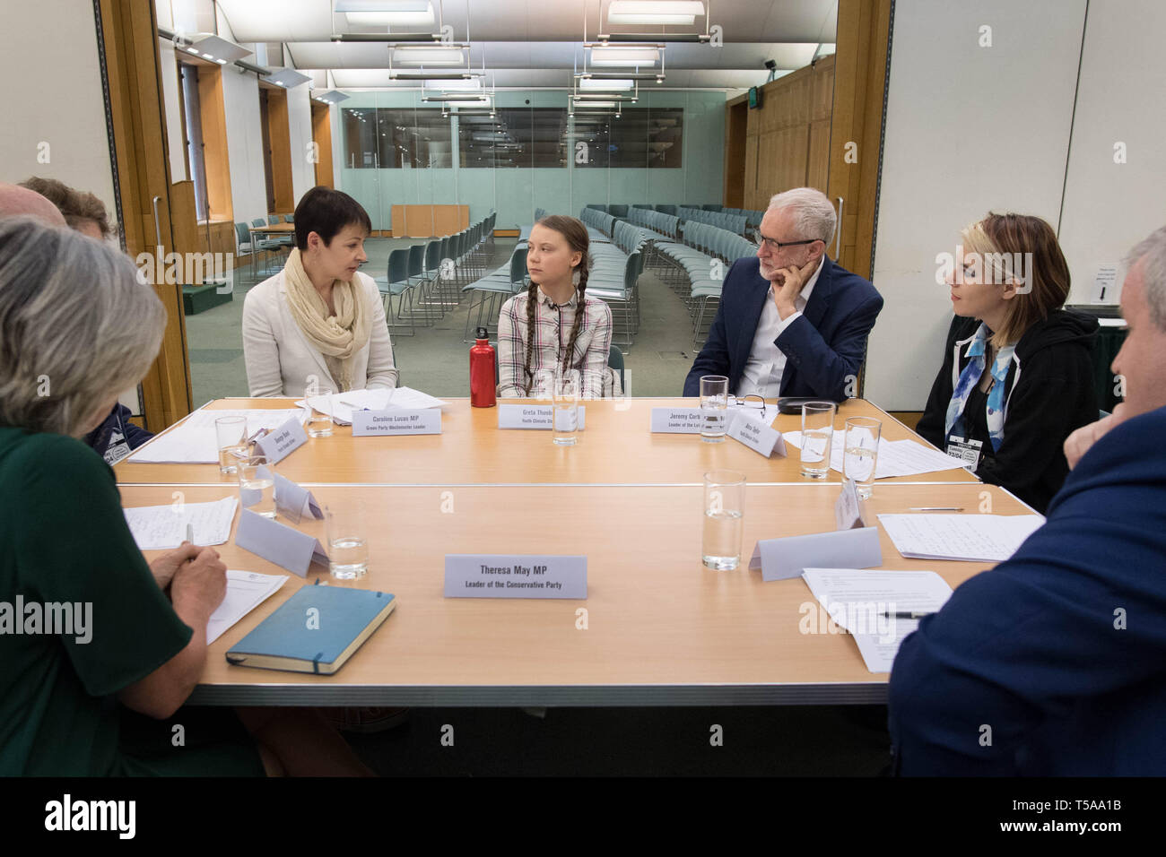 Clima svedese Greta acticist Thunberg incontra i leader del Regno Unito i partiti politici alla Camera dei Comuni di Westminster a Londra compresi Green leader del Partito Caroline Lucas (centro sinistra) e leader laburista Jeremy Corbyn (centro destra), una sedia è stata riservata per Theresa Maggio, per discutere della necessità di cross-partito d'azione per affrontare la crisi climatica. Foto Stock