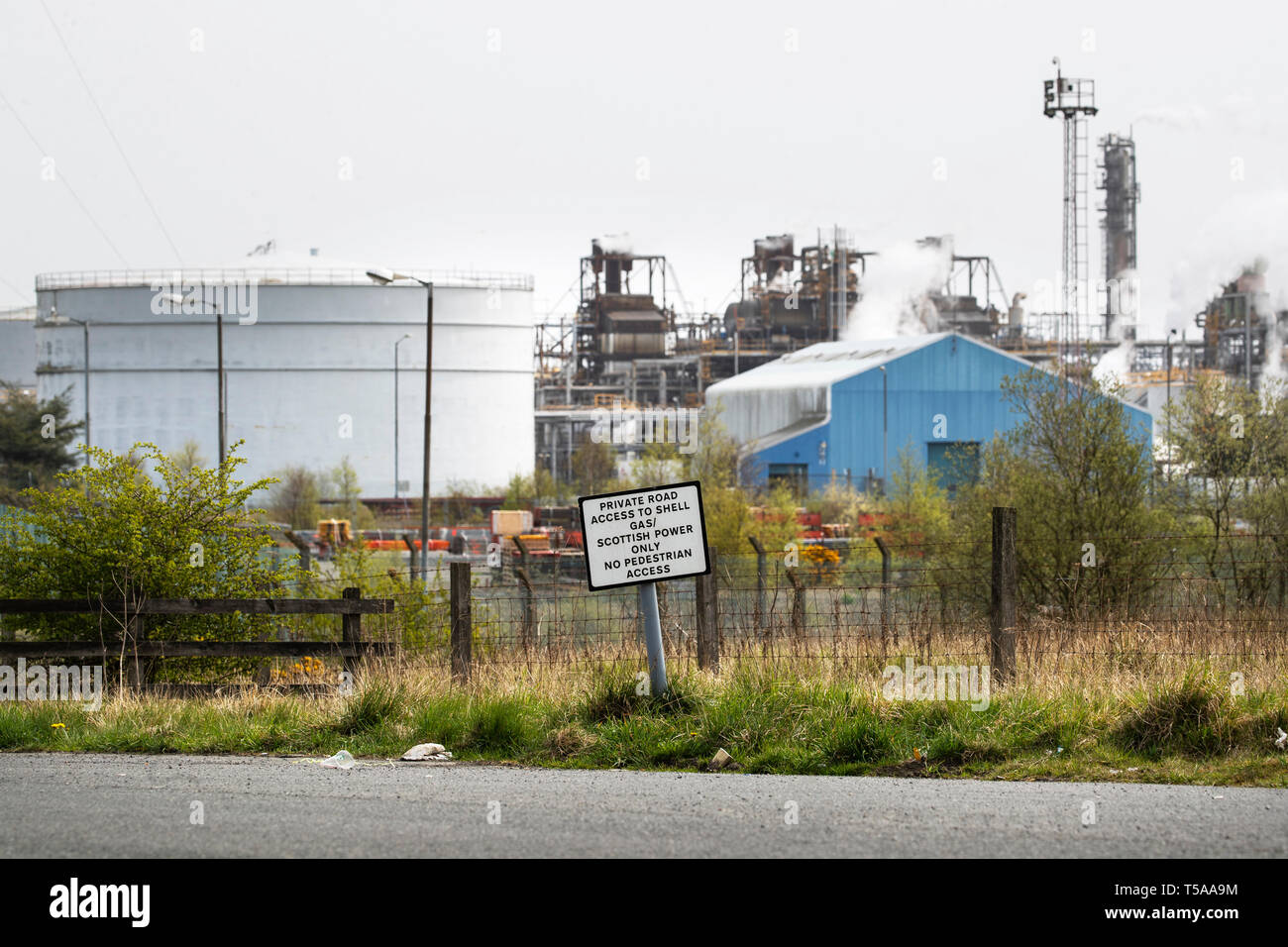 Ingresso del Fife impianto di etilene in Mossmorran, Fife, dove svasatura è stato in funzione negli ultimi giorni. ExxonMobil e Shell UK operano congiuntamente il complesso. Foto Stock