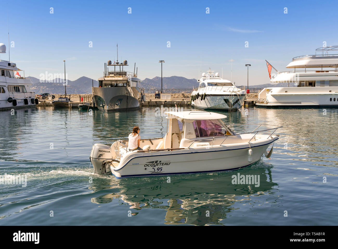CANNES, Francia - Aprile 2019: piccola barca con motore fuoribordo nel Port Pierre Canto marina in Cannes Foto Stock