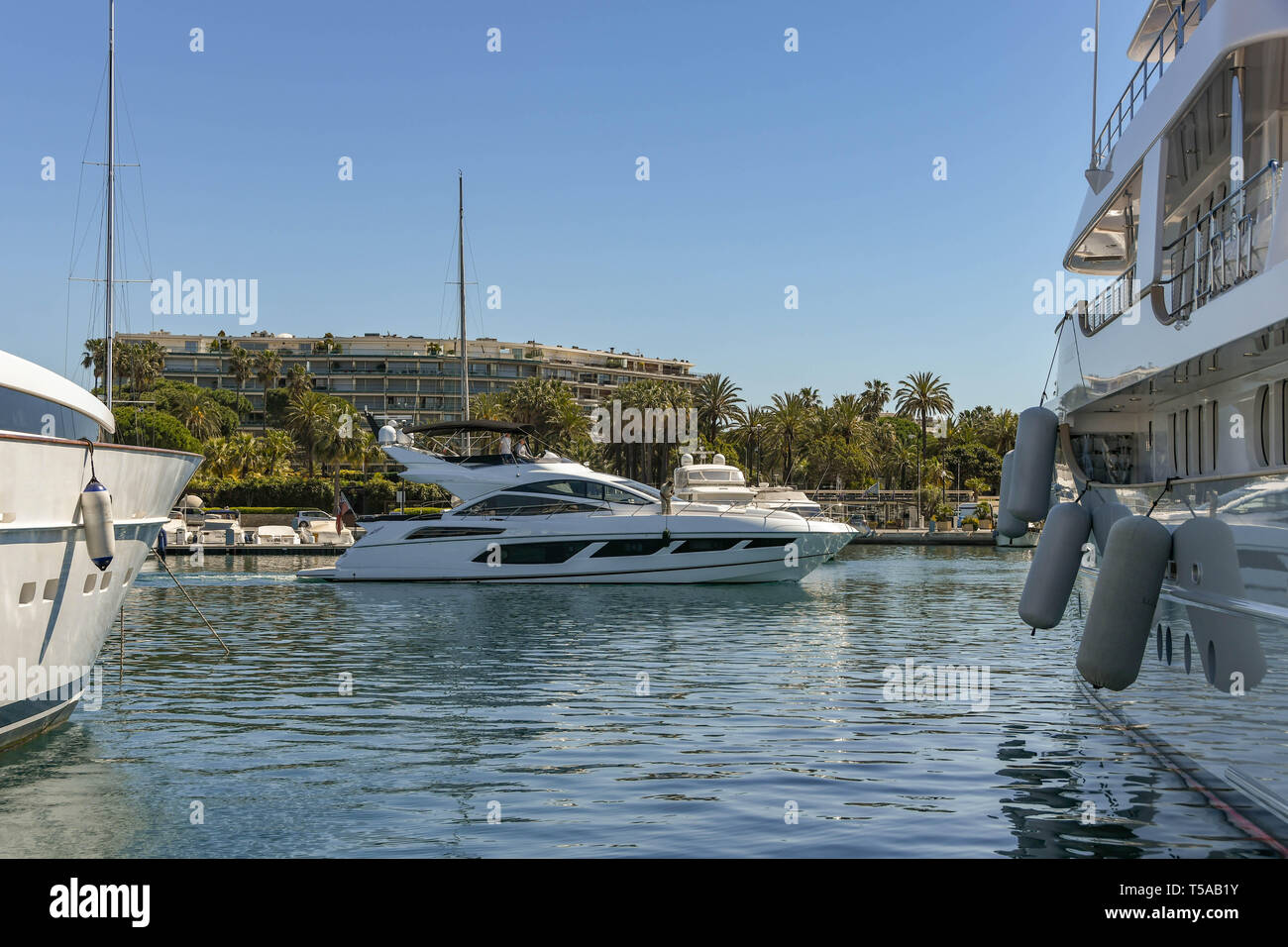 CANNES, Francia - Aprile 2019: luxury motor cruiser in Port Pierre Canto marina in Cannes. Foto Stock