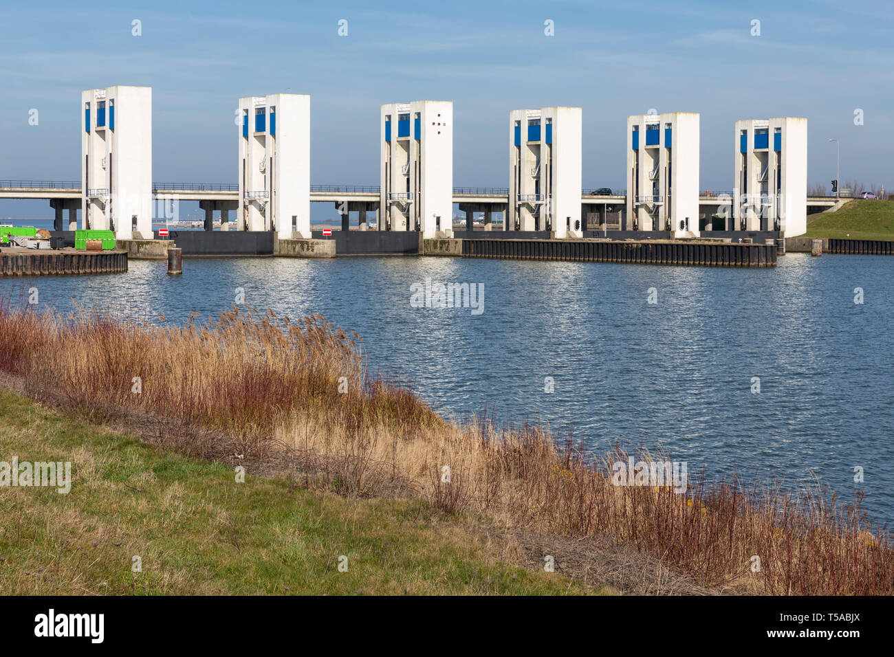 Durch scarico chiuse in Houtribdijk vicino a Lelystad Foto Stock