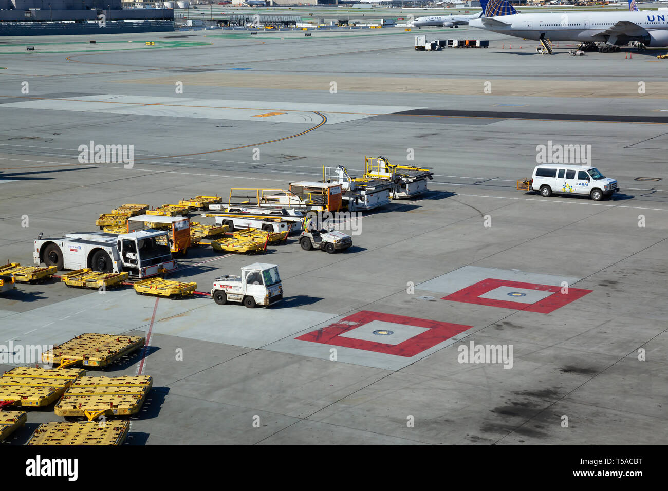 San Francisco, California, Stati Uniti d'America - 30 Marzo 2019: Le operazioni di carico al terminale dell'Aeroporto Internazionale durante una giornata di sole Foto Stock