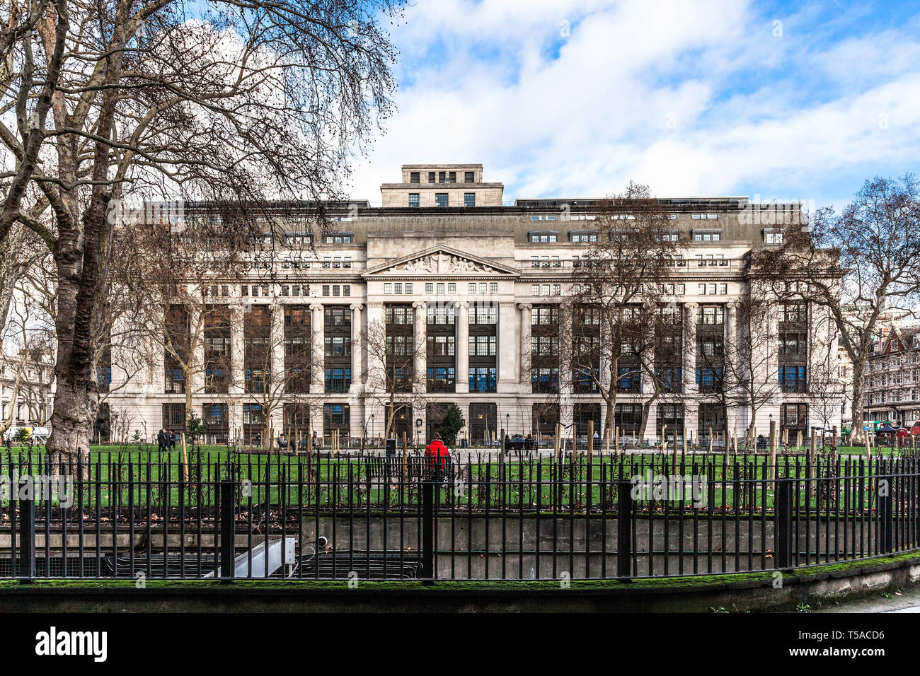Victoria House viste attraverso Bloomsbury Square, Holborn, London, WC1B, Inghilterra, Regno Unito. Foto Stock