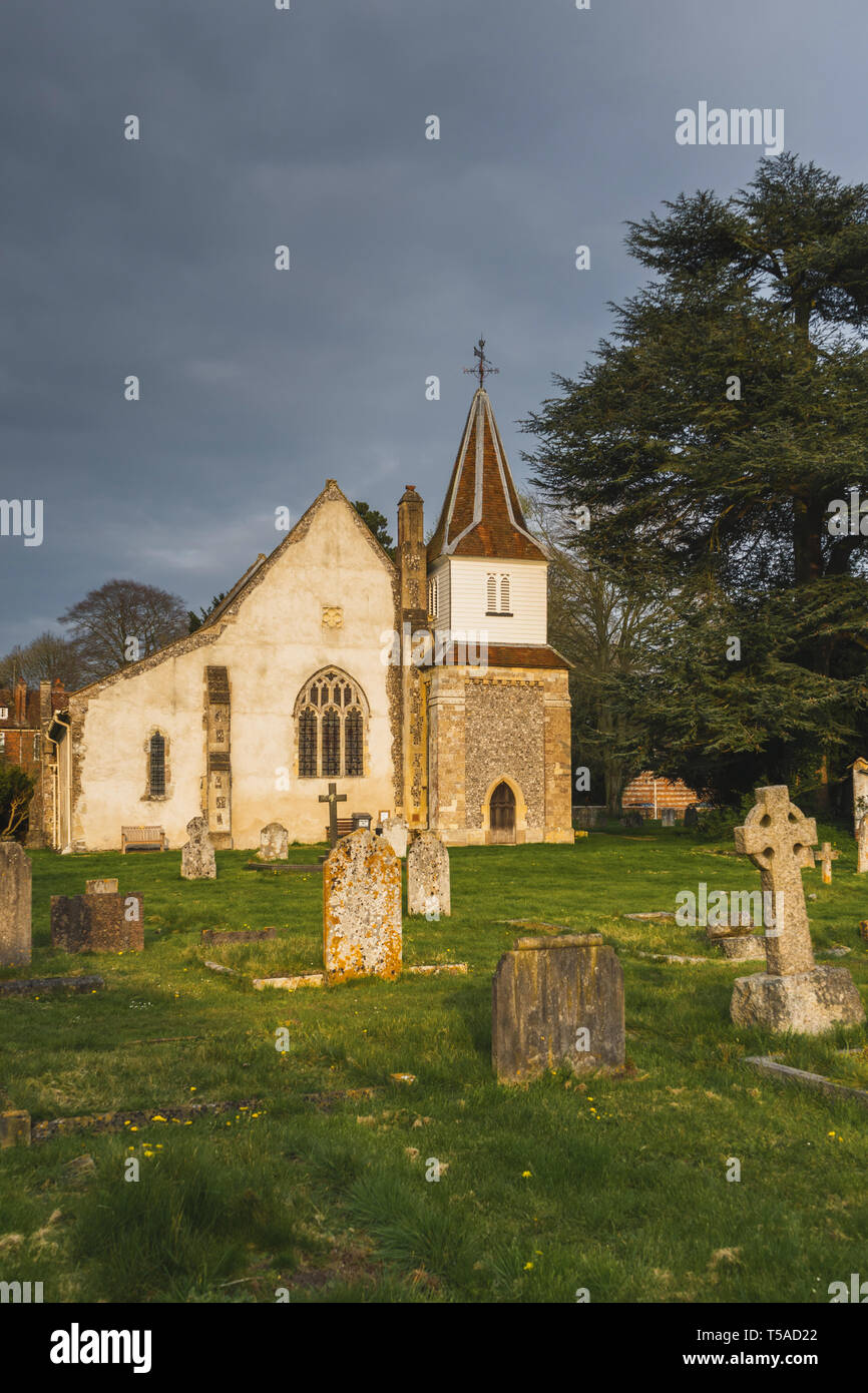 Xii secolo St Mary il meno chiesa e cimitero nel villaggio di Chilbolton, Hampshire, Inghilterra, Regno Unito Foto Stock