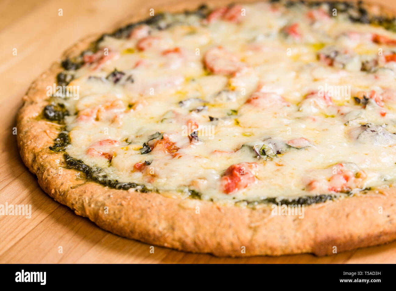Appena sfornato, vegetariano, pesto, multi-grano, spessa crosta di pizza. Foto Stock