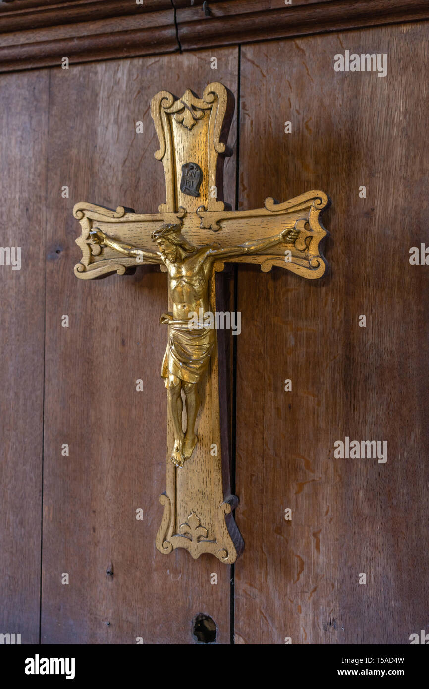 Un golden Gesù sulla croce all'interno del St Mary Lawrence chiesa in Stratford Tony, Wiltshire, Regno Unito Foto Stock