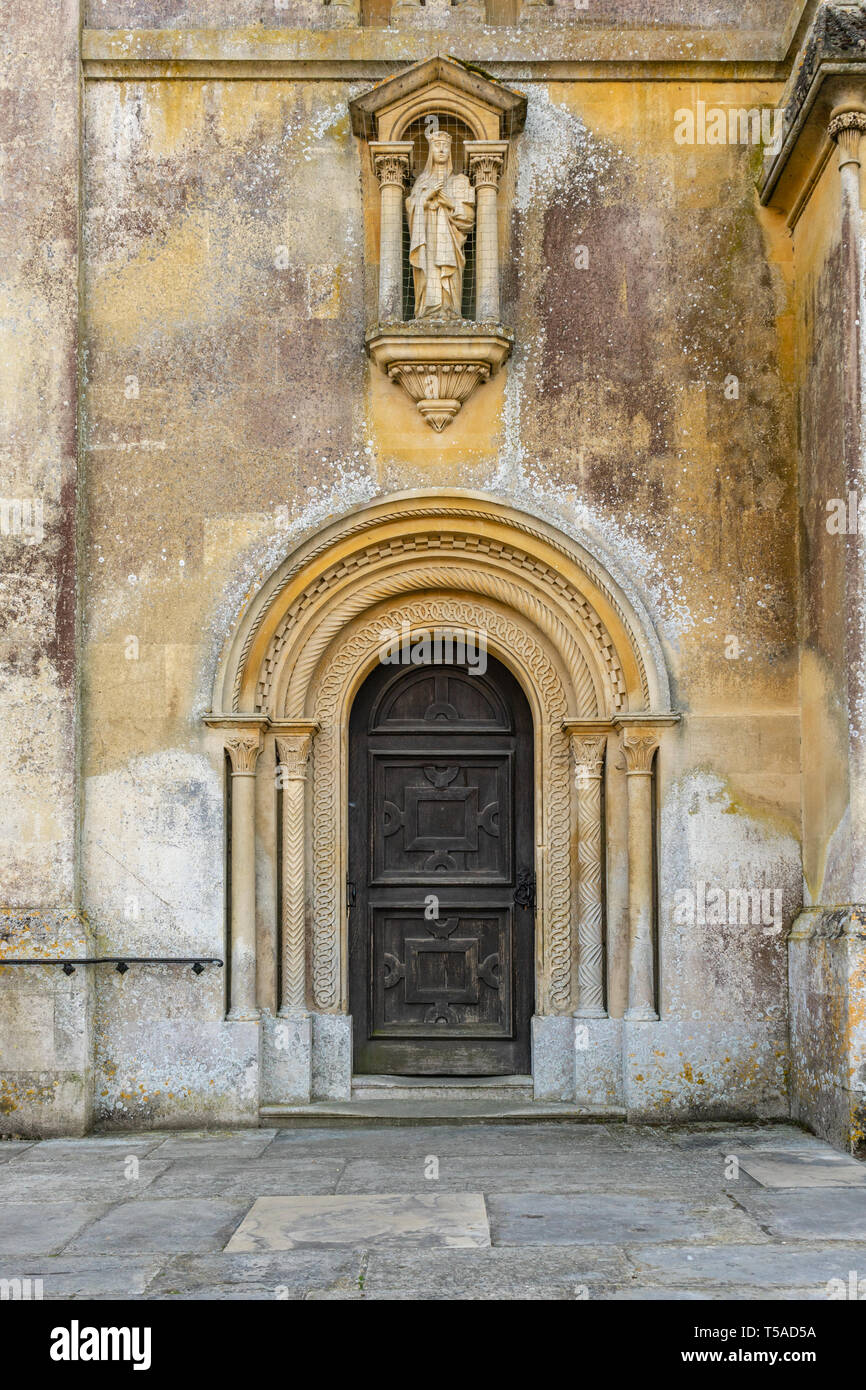 Lato porta di ingresso al XIX secolo di Santa Maria e San Nicola" chiesa parrocchiale a Wilton, Wiltshire, Inghilterra, Regno Unito Foto Stock Lato porta di ingresso al XIX secolo di Santa Maria e San Nicola" chiesa parrocchiale a Wilton, Wiltshire, Inghilterra, Regno Unito Foto Stock