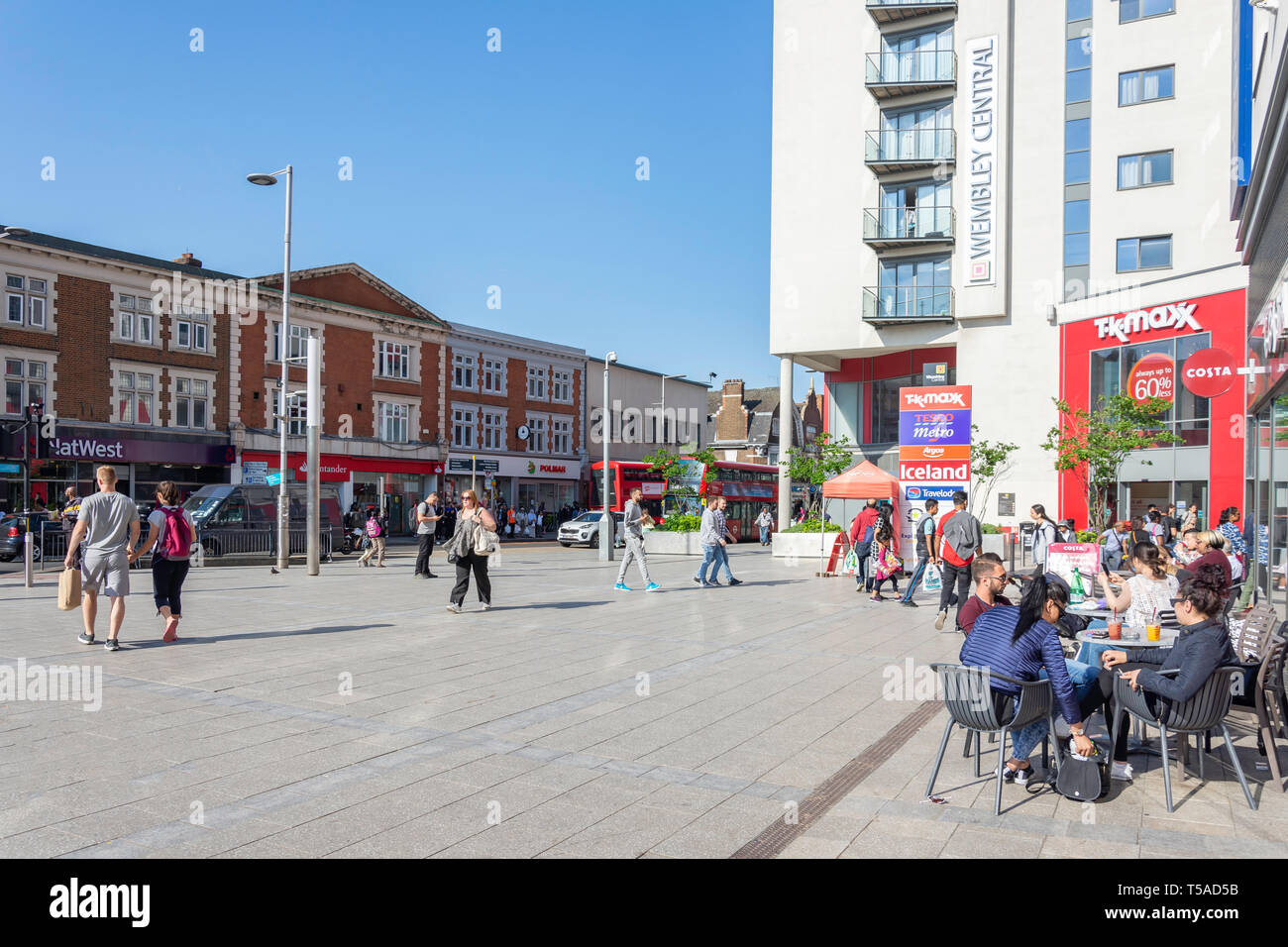 Wembley Central Square, High Road, Wembley, London Borough of Brent, Greater London, England, Regno Unito Foto Stock