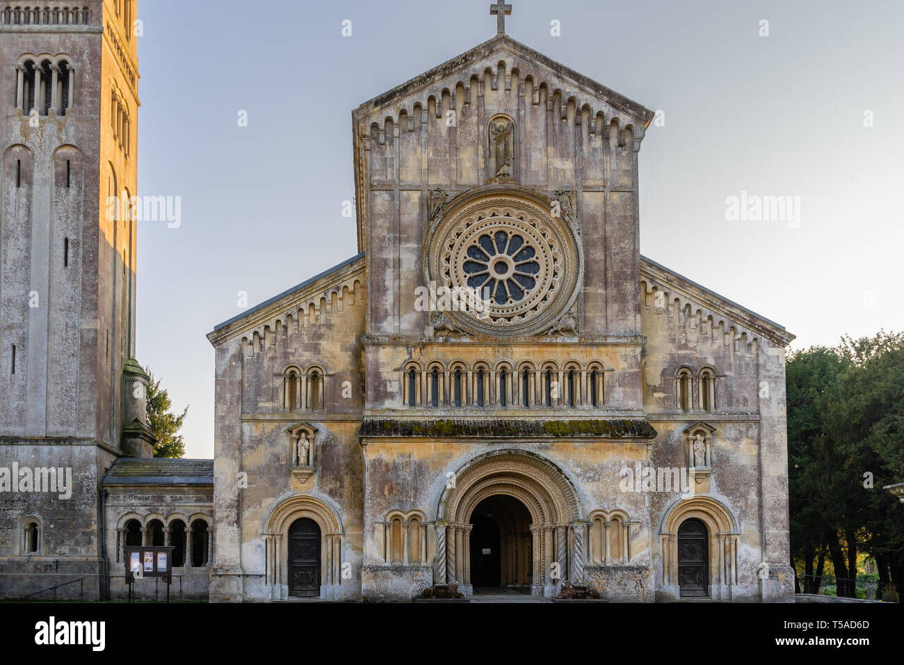 Xix secolo di Santa Maria e San Nicola" chiesa parrocchiale a Wilton costruito in Italianamente architettura romanica, Wilton, Wiltshire, Inghilterra, Regno Unito Foto Stock Xix secolo di Santa Maria e San Nicola" chiesa parrocchiale a Wilton costruito in Italianamente architettura romanica, Wilton, Wiltshire, Inghilterra, Regno Unito Foto Stock