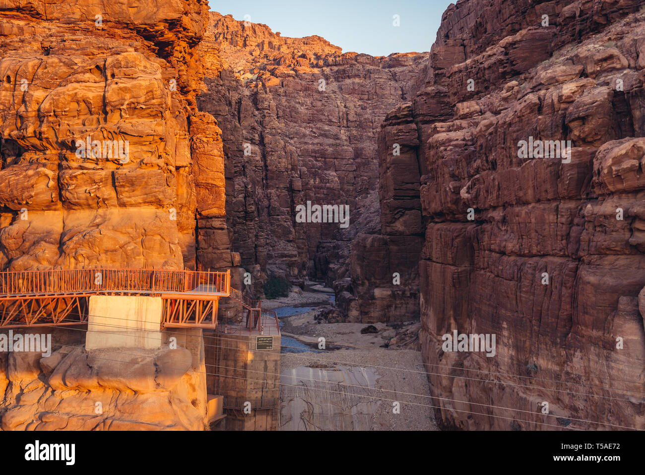 Canyon del Fiume Mujib visto da un ponte di Mujib su una autostrada 65 in Giordania Foto Stock