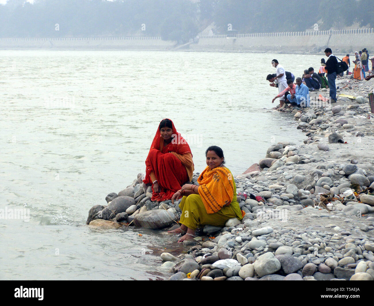 AMRITSAR, INDIA, DEC-7, 2015: non identificato due donne indiane in sari sono seduto su una roccia vicino all'acqua. Foto Stock