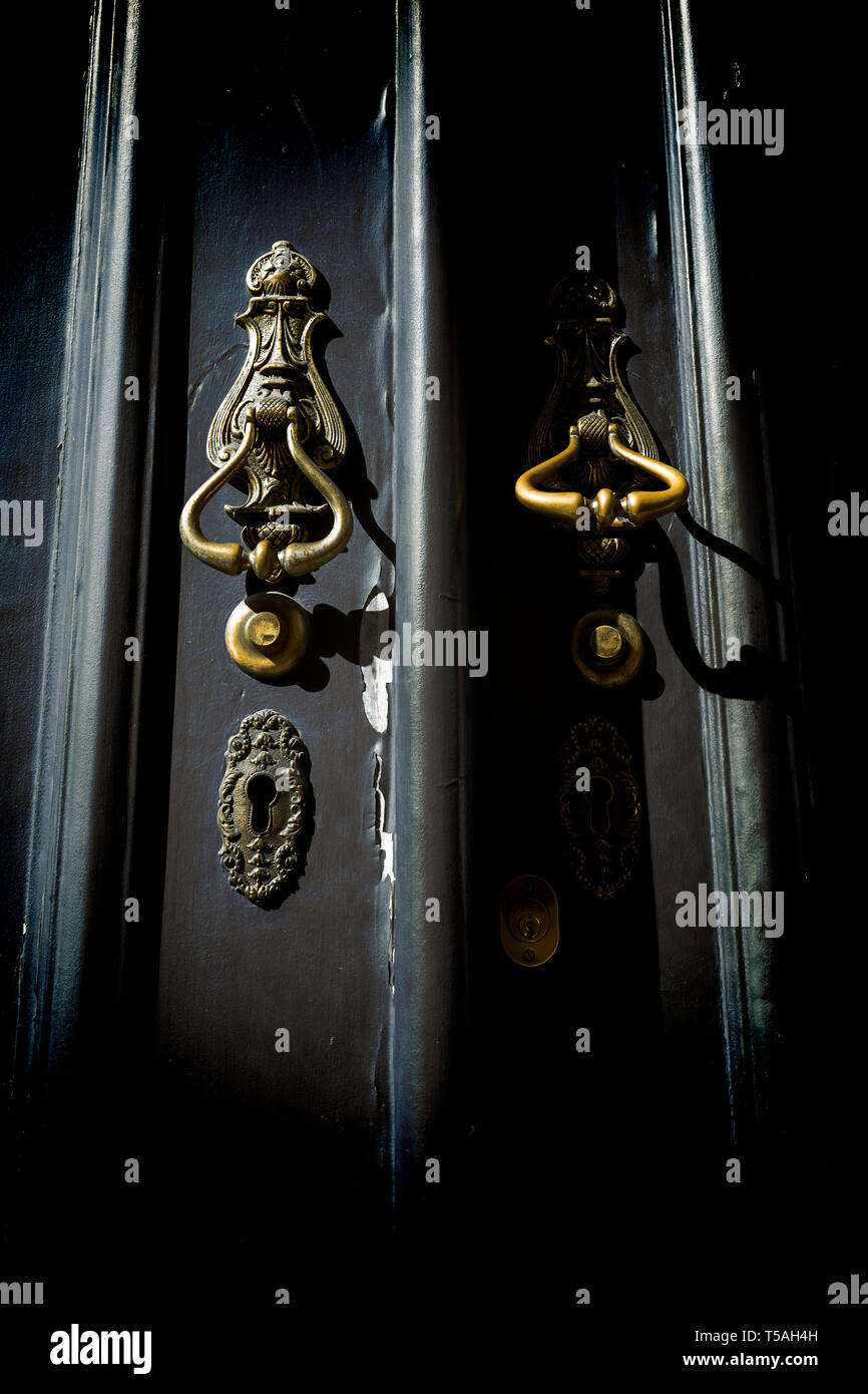 Maniglie delle porte in prospettiva dal basso Foto Stock