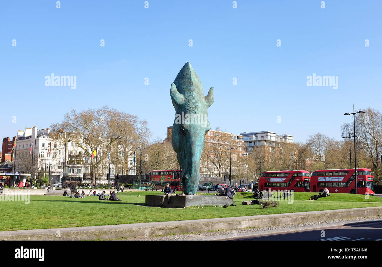 Ancora acqua è un 2011 outdoor scultura in bronzo di una testa di cavallo da Nic Fiddian-Green, situato a Marble Arch a Londra REGNO UNITO Foto Stock