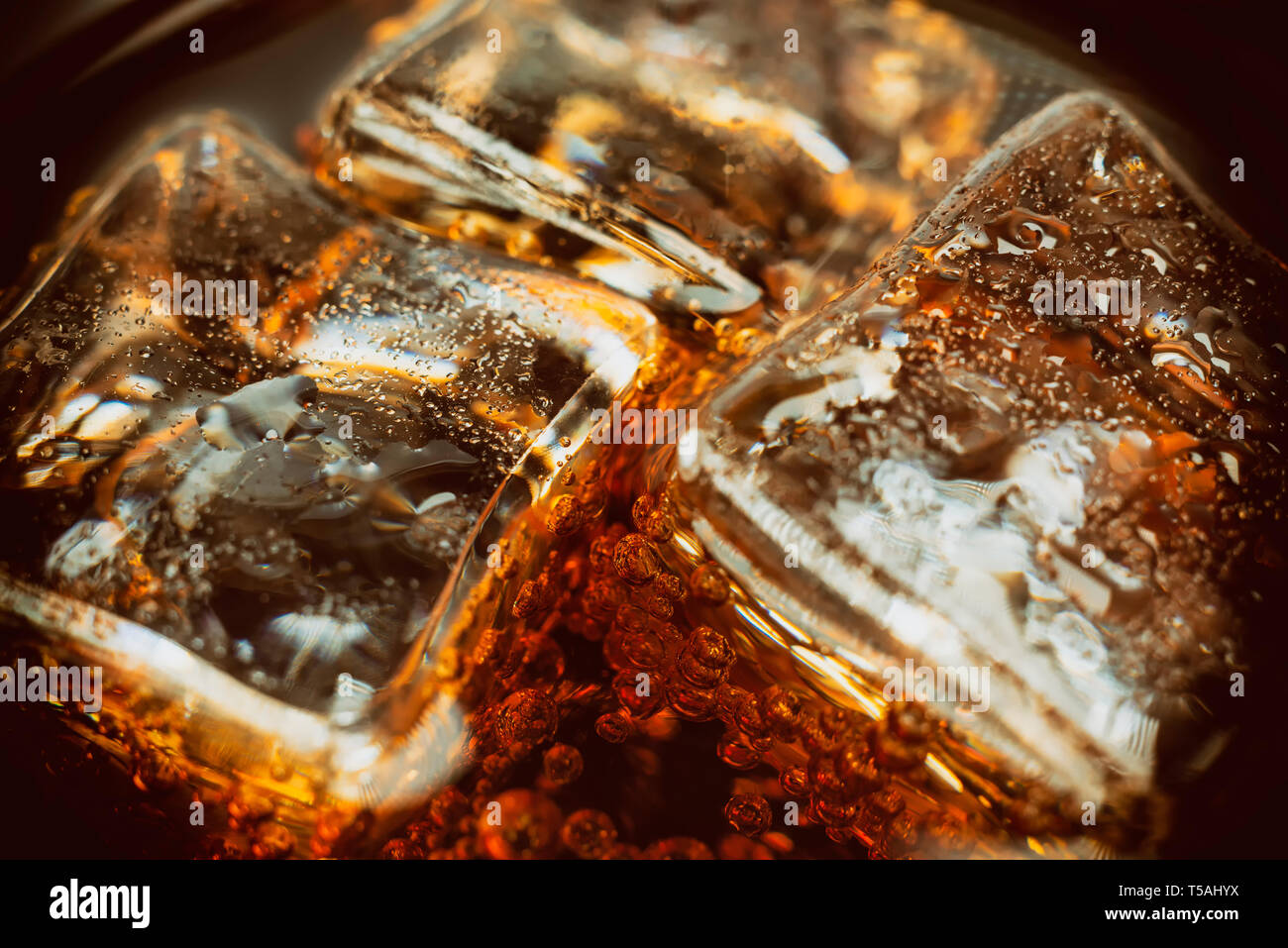 Cubetti di ghiaccio all'interno del bere Foto Stock