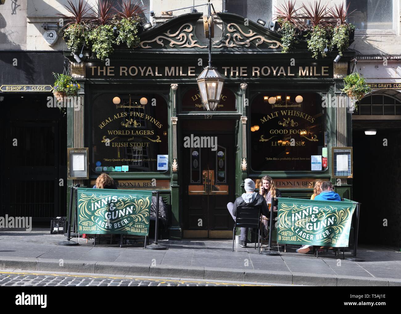 Il Royal Mile Taverna, uno dei molti tradizionali case pubbliche nella Cittã Vecchia di Edimburgo, Scozia, Regno Unito, Europa Foto Stock