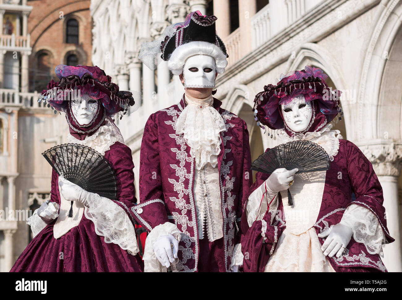 Tre persone mascherate che indossa il bianco e il rosso costumi di Carnevale,  Carnevale di Venezia, Venezia, Italia Foto stock - Alamy