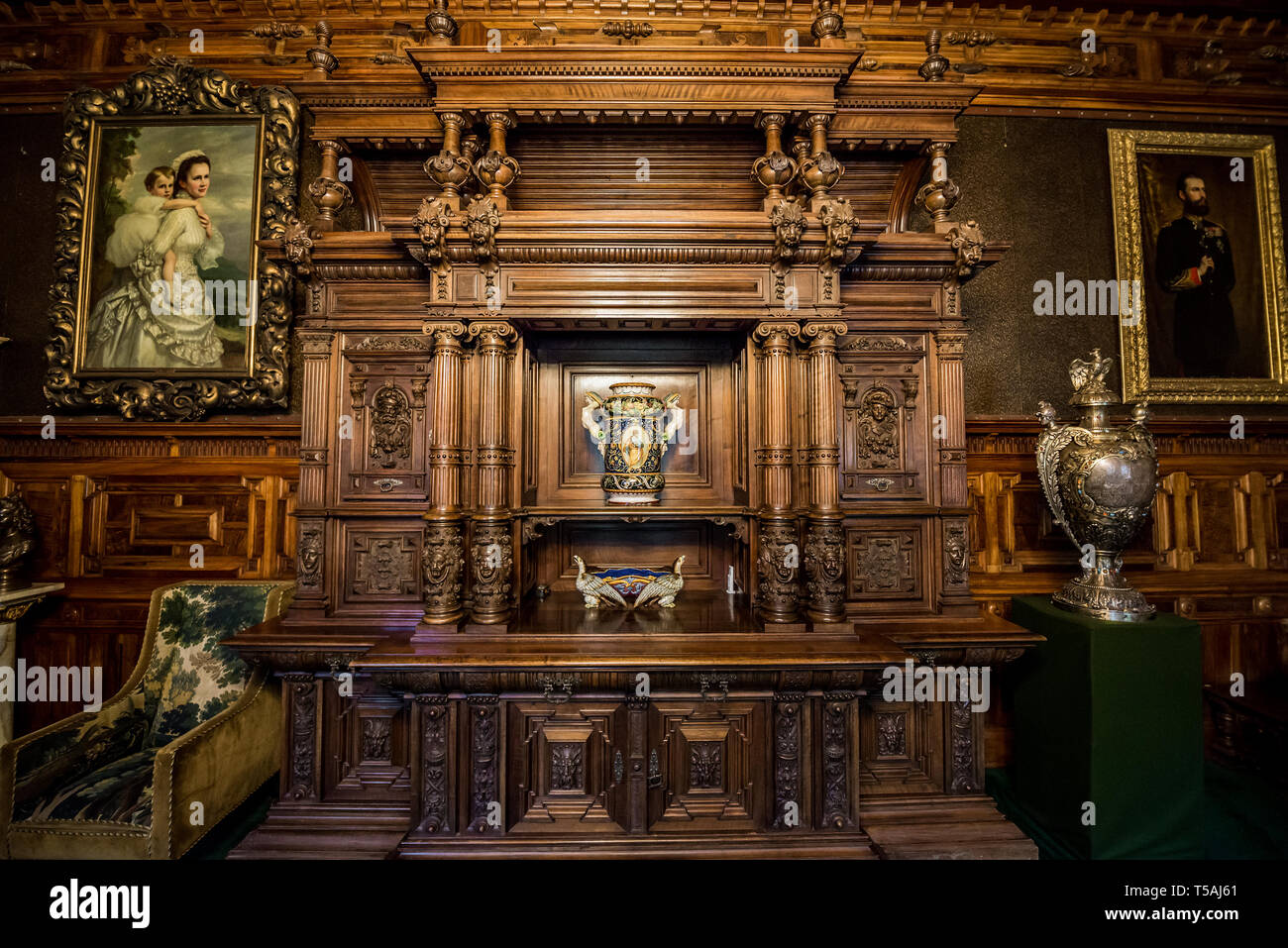 I ritratti della regina Elisabetta di Wied con la figlia Maria e il re Carol I nel cabinet di lavoro nel palazzo di Peles, vicino alla città di Sinaia in Romania Foto Stock