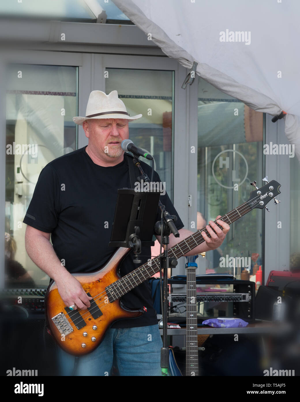 Musicista che si esibisce dal vivo al bar High Tide, Porthcawl, Mid-Glamorgan, Galles, durante un evento festivo, aprile 2019. Foto Stock