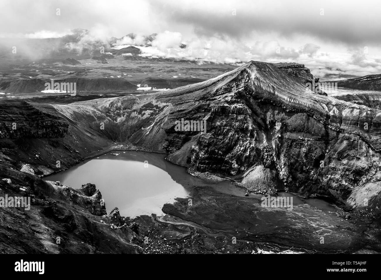 Piccolo lago di caldera del vulcano Gorely , penisola di Kamchatka, Russia Foto Stock