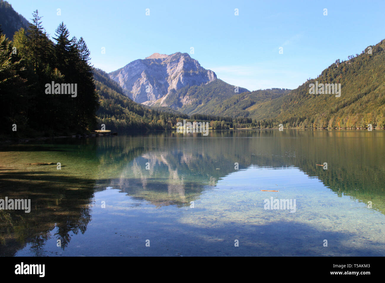 Vista panoramica del paesaggio di grande riflettendo sulle basse acque cristalline del Vorderer Langbathsee vicino Ebensee, Oberösterreich Austria Foto Stock